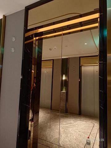 允奕金屬工程有限公司 - 台北飯店 電梯包鍍鈦板