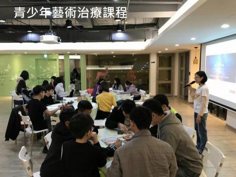 Sunny 老師 - 青少年藝術治療課程