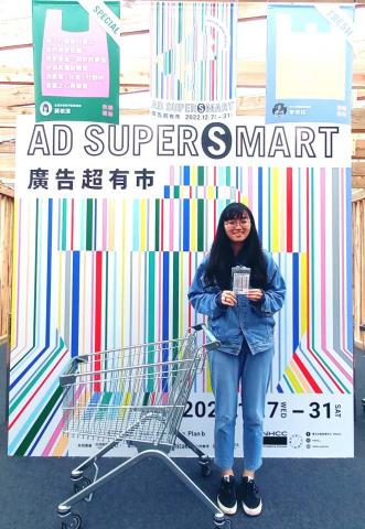 林昕潔 - 個性喜愛與人接觸，多參與藝文展覽活動現場