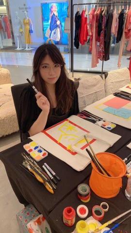 蘇品蓉 - Isabel Marant drawing workshop
  Isabel Marant  VIP event  

畫出屬於你的Isabel Marant 女孩
彩繪工作坊活動
​
客製品牌專屬購物袋彩繪活動，
現場彩繪出都會女子的各式樣貌 
將當季的主題配色
設計課程引導學生
畫出屬於自己樣貌的購物袋