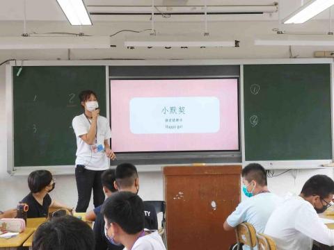 夏琳國文家教 - 史懷哲營隊上台授課