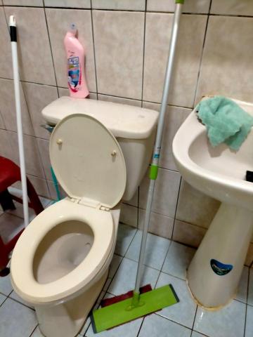 Yi Ping Hsiao - 這是一間原本看不到磁磚真正顏色的浴室 牆壁上天花板上都長蜘蛛了 這樣看起來是不是好多了！個人完成的！還有樓下廚房沒拍到 不然也是超有成就感的呢！