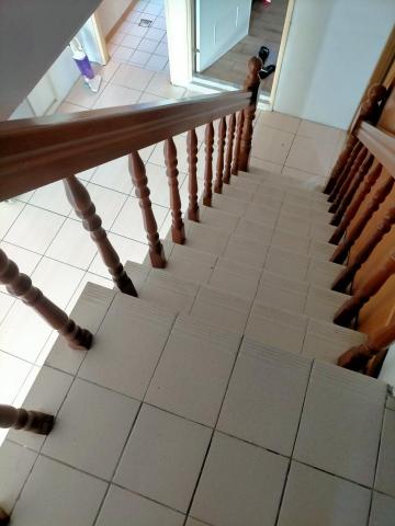 Yi Ping Hsiao - 這只是部份照片 這是一棟四樓半透天 去的時候滿地冰箱用紙箱 甚至還有垃圾長蟲了 樓梯又窄 要把紙箱抱到樓下去很費時間 只好讓它坐溜滑梯 這一間有四間衛浴 六間房加一倉庫 我用了不到八個鐘頭完成 那些磁磚也終於找到屬於自己的顏色了 雖然很累 但看見煥然一新的所有一切 就開心了 尤其是客戶的道謝和不可置信的表情 更讓我對這份工作充滿熱愛和拒絕不了的誘惑呢！各位看家 小妹不是專業 只想做到讓你們都開心