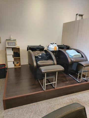 黃嘉文 - 髮廊架高平台（以利冷熱管線舖設），並利用側邊高櫃做擋穿堂煞之用。