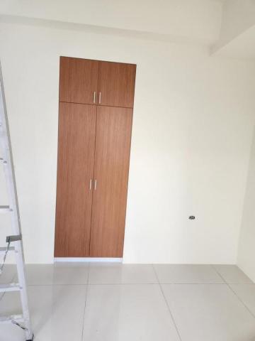 黃嘉文 - 利用樓梯旁的小空間做一小衣櫃，增加房客的收納空間。