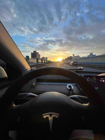 特斯拉Model Y尊榮私家接送服務 - 