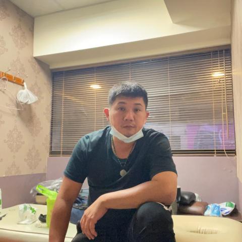 提供整復服務的專家威尼爾（餵鳥）