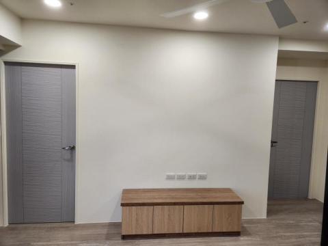 黃嘉文 - 電視牆的外側因有管線自地板突出來，倘若要將管線包在格間牆裡面，則客廳空間會遭壓縮，經與業主溝通決定，用一活動式電視櫃做修飾，既美觀又能藏匿管線。