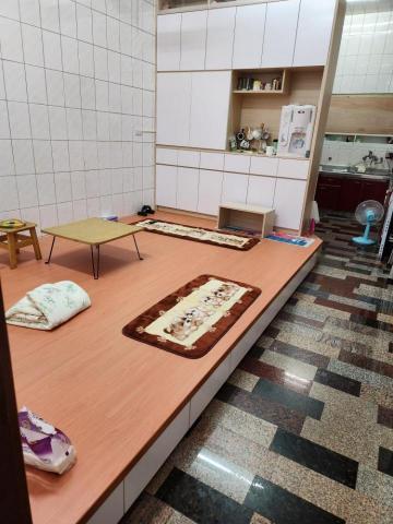 黃嘉文 - 因業主想在有限的空間裡，將廚房與客廳做簡單的區格，但又需兼具收納與中午小憩的功能。故將地板架高，底部做成收納的抽屜，而側邊做一高櫃以便收納ㄧ些物品，兼具格間之功能。