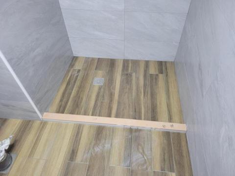 鴻駿 - 浴室地坪貼木紋磚