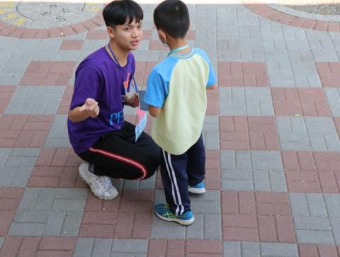 謝俊哲 - 之前舉辦營隊時與小朋友互動的照片，由此可知我對小朋友有十足的耐心。