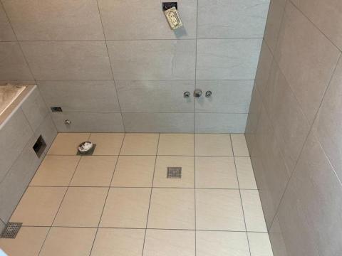 鴻駿 - 浴室貼磁磚