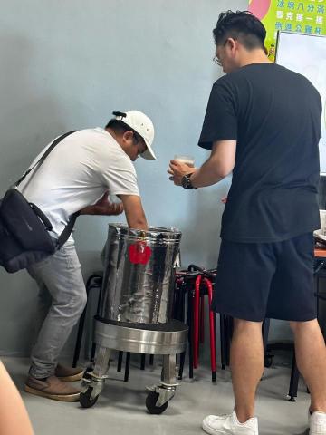 彩虹 街頭藝人/活動主持/包車旅遊/機場接駁 - 協助宜蘭珍奶博物館工作人員 彩虹 街頭藝人/活動主持/包車旅遊/機場接駁 - 協助宜蘭珍奶博物館工作人員