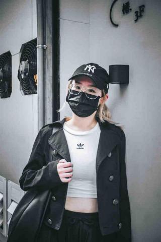 陳威斯 - 黑金色調