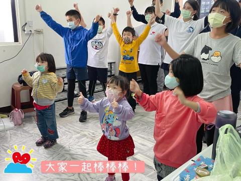 林頫儀 - 參加志工活動時，記錄下小孩快樂的活動照片