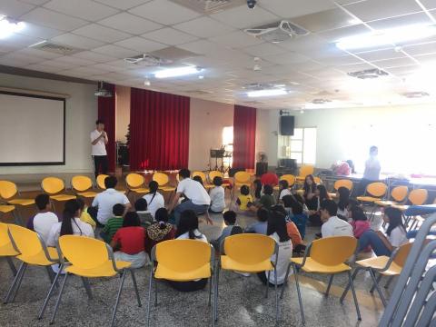 林頫儀 - 去台東阿尼色弗之家陪伴小孩玩耍，帶領他們製作小點心，訓練專注力和耐心