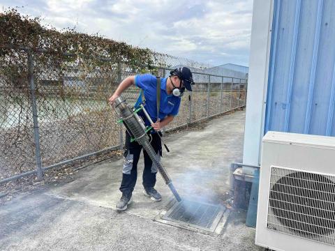 耀際冠軍病媒蚊防治有限公司 - 工廠內排水溝消毒作業