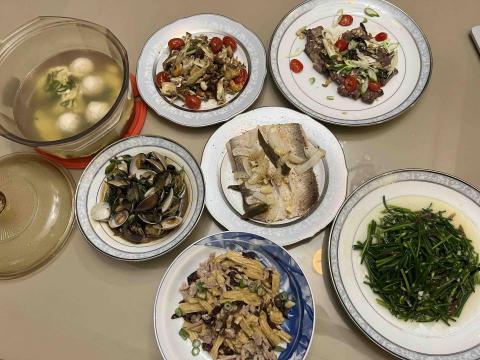 Jade’s kicthen（潔德作菜） - 到府料理-沖繩海帶芽鰹魚花枝丸蛋花湯
九層塔炒蛤蜊(蛤蜊)
燒烤威士忌美國牛小排（日本甜蔥、蒜碎、少許九層塔）
燒烤洋蔥清酒虱目魚肚
腐竹炒肉絲韭菜花（黑木耳）
義式番茄烤四菇 （鮮香菇、珊瑚菇、雪白菇、舞茸菇）