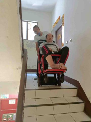 輪椅計程車/身障計程車/復康巴士/長照交通車/無障礙計程車 - 爬梯機上下樓（電動）