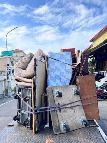 冠軍專業搬家/環保清運企業社 - 專業家庭廢棄物清運，三噸半貨車