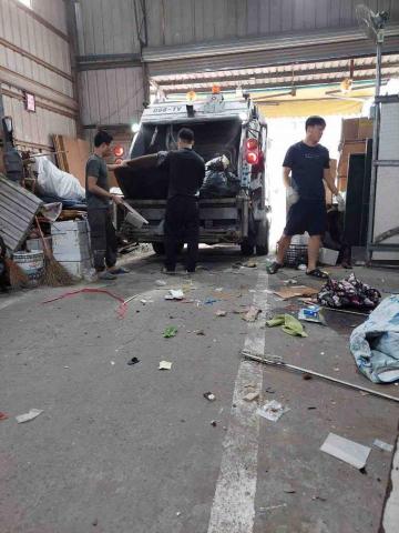 冠軍專業搬家/環保清運企業社 - 夾子車、壓縮垃圾車、三噸半貨車一應俱全