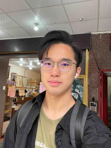 提供電子琴架服務的專家黃俊中