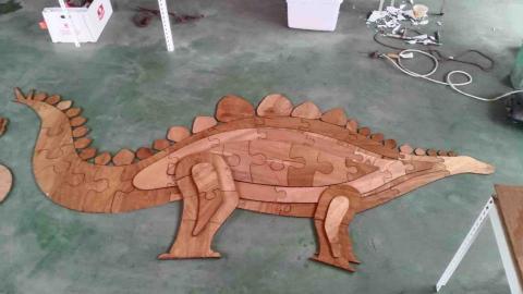 潘沛臻 - 準備用壓克力顏料上色大恐龍