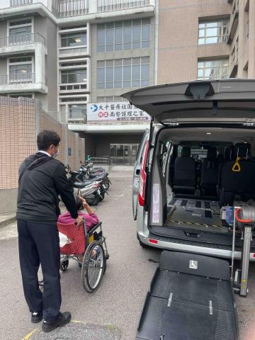 輪椅計程車/身障計程車/復康巴士/長照交通車/無障礙計程車 - 輪椅接送