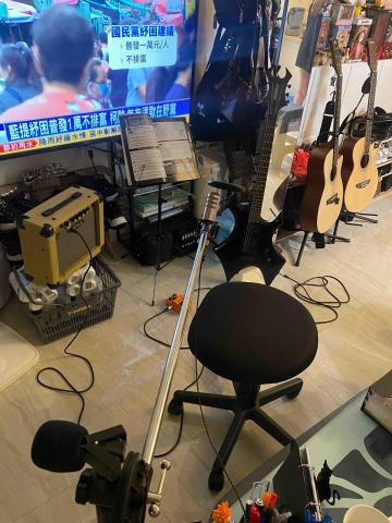 東南 - 疫情封城偷邀好友小酌 在家現場駐唱裝裝逼