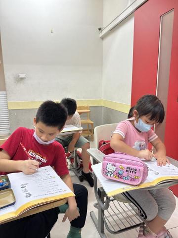 劉芷熙 - 曾在英語補習班擔任英文助教，擁有授課、教學、輔導等經驗。