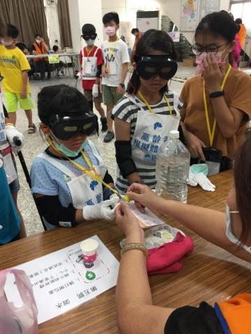 台灣安服介助促進會 - 除了安服證照課程之外，也會幫企業團體量身訂製適合的安心服務體驗課程，讓企業人士可以在短時間感受到高齡者的感受，並開始留意友善高齡者的社會環境，其中國小國中同學的小小安心服務員的高齡體驗課程更受到我們的重視，因為讓小朋友們可以提早認知人都會變老的這件事，並學習該如何與爺爺奶奶相處的方式～
