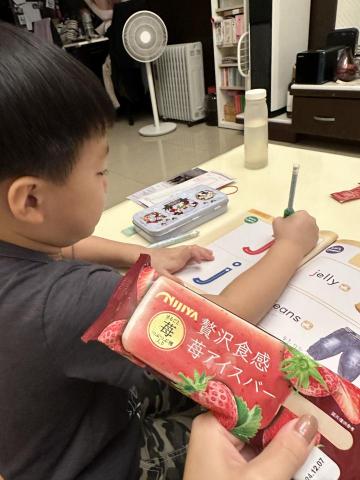 劉芷熙 - 擁有家教經驗。帶幼稚園學生從0基礎到學會認識Aa-Zz，以及字母發音和字母寫法。一個月就讓小孩從對英文沒信心到覺得學習英文很好玩