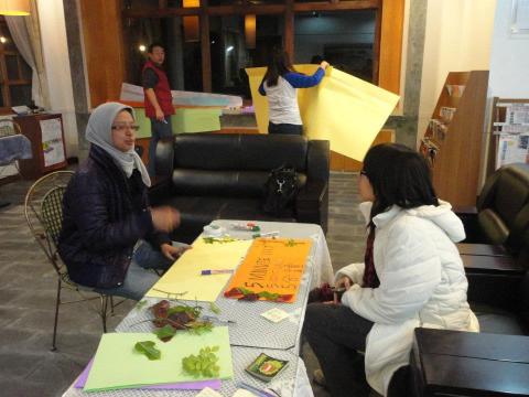 背穀的人 - （上為採訪概念圖）
透過與受訪對象的訪問，講採訪內容寫成一篇文章，文長視發案需求為主。個人喜歡聊天的模式，有時也會分享自己的想法與受訪者建立關係，若是可以，會盡量已多次訪問為主。因為跟受訪者的關係建立的越好，訪問到的內容越深刻。