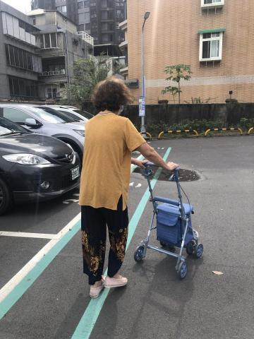 台灣安服介助促進會 - 陪伴外出購物的實際案例，外出活動能增加人際關係的互動，還能培養行動所需的肌肉量，一舉勞動好多得哪！