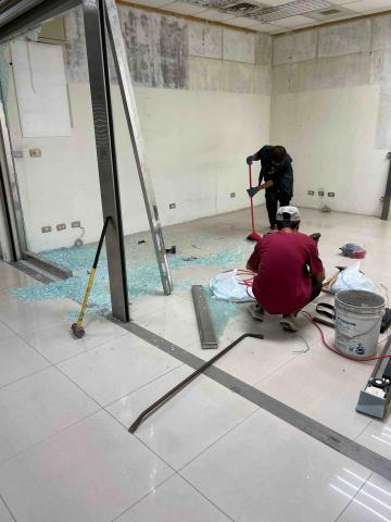 耀祖強力團隊工程 - 拆除玻璃門 耀祖強力團隊工程 - 拆除玻璃門