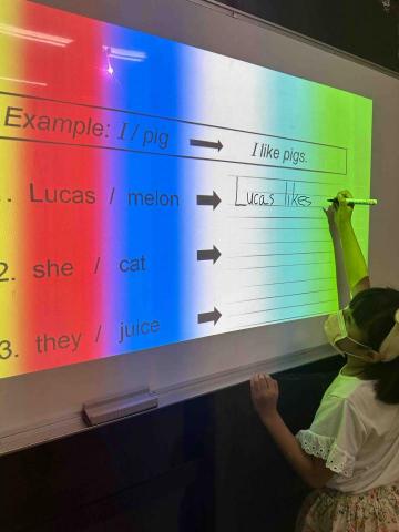 劉芷熙 - 在補習班擁有一對一授課經驗，讓學生利用白板與老師溝通完成問題，培養與學生的默契。