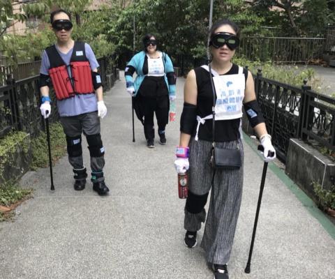 台灣安服介助促進會 - 安服認證課程透過高齡體驗活動，讓學員親身感受高齡者身體機能退化所帶來的不便，進而理解高齡者的需求，並學習安心且安全的介助技術。