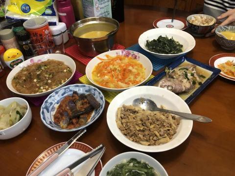 台灣安服介助促進會 - 對於高齡者而言，均衡的健康飲食是很重要的。可是自己烹煮食物是很耗體力的，如果沒有人幫忙，很容易就買簡單的外食回家吃，這麼一來更容易陷入營養不均引發體弱多病的惡性循環，安服員有提供營養分析的烹調餐食服務，高齡者的健康是我們最在意的事。