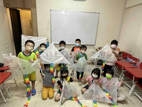 劉芷熙 - 在補習班擔任助教時期，曾經帶領小一先修班（即大班學生），透過活動認識英文。