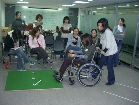 台灣安服介助促進會 - 課程中更學習到樂齡族群外出的五種介助技術，例如引導視覺障礙者的引導法，如何幫助坐輪椅的朋友等等介助技術，而在練習的同時也必須擔任被介助的對象，如此才能真正理解被介助時高齡者的真實感受，進而以同理心來服務被幫助的高齡者。