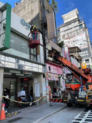 耀祖強力團隊工程 - 外牆木作拆除作業 耀祖強力團隊工程 - 外牆木作拆除作業