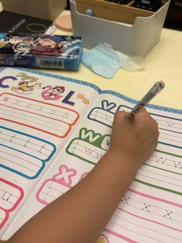 劉芷熙 - 帶領家教學生練習書寫英文單字。