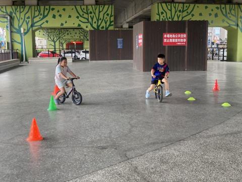 胖胖教練 - 快樂滑步車.平衡控制.加速轉灣操控