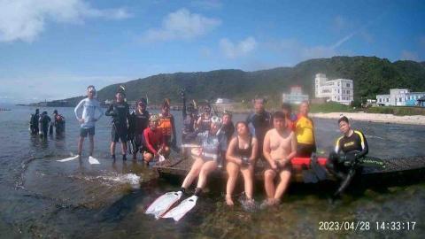 太陽游泳教學、自由潛水課程、水肺潛水 - 水肺綠島考證班