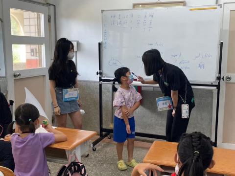 Esther - 透過輕鬆有趣的畫圖方式，認識海洋生物的英文單字，使幼稚園及國小中、低年級的學生在學習英文上更快樂且更有動力！