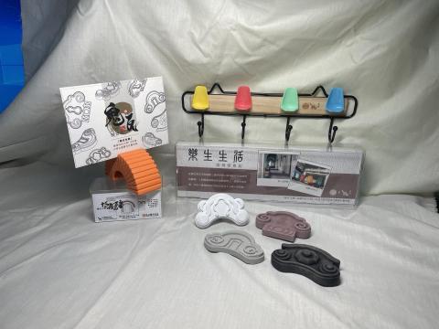 許育嘉 - 科技大學USR計畫文創商品設計
內容為：擴香石、名片收納架、椅子掛鉤