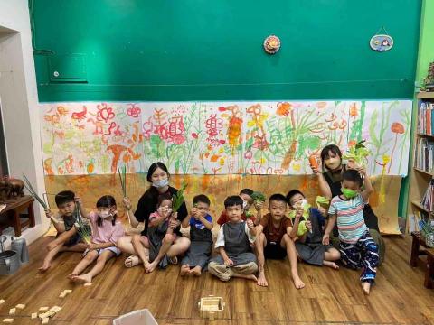 鄭家櫻 - 在畫室任教美術老師，我們會先認識蔬菜再畫蔬菜