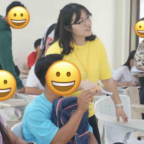 呂瑜儒 - 進行志工服務時與學生互動的照片