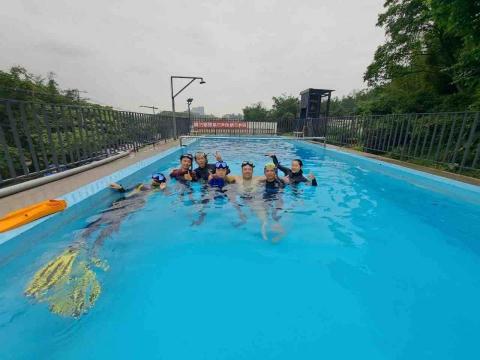 太陽游泳教學、自由潛水課程、水肺潛水 - 水肺泳池課程