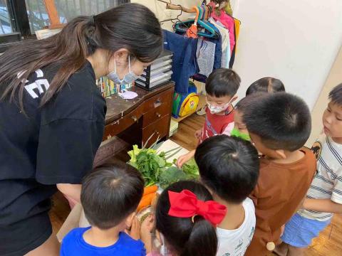 鄭家櫻 - 圖為在介紹蔬菜